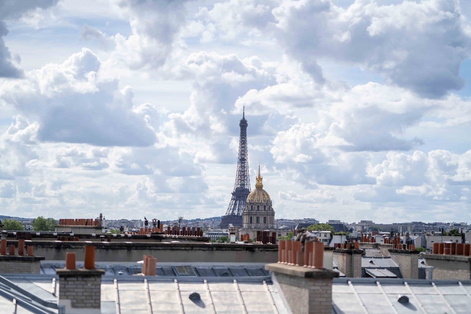 Couverture en zinc d'un immeuble haussmannien réalisée par les couvreurs d'Aux Compagnons Parisiens