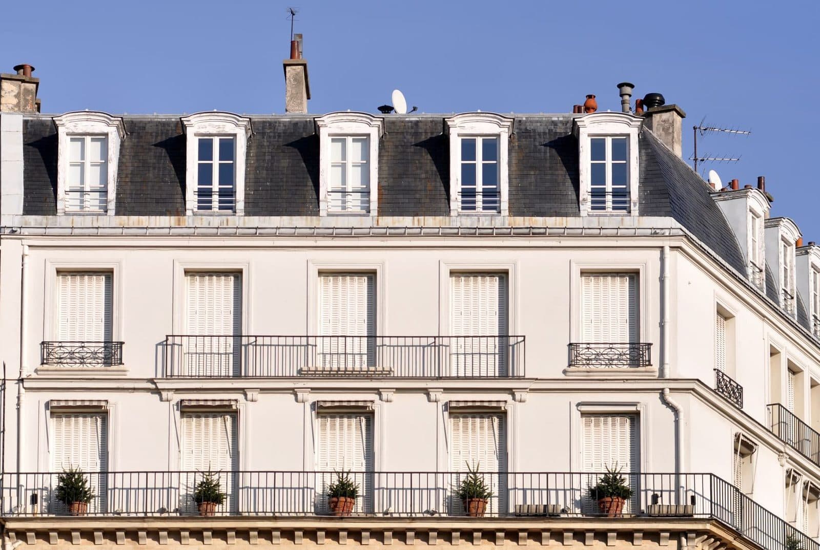Façade d'immeuble parisien entretenue par Aux Compagnons Parisiens, maison du bâtiment fondée en 1992